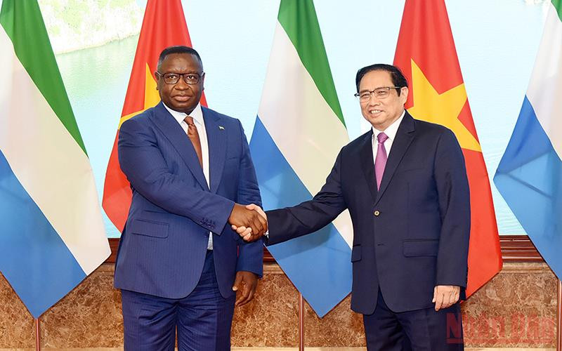 Thủ tướng Phạm Minh Chính và Tổng thống Cộng hòa Sierra Leone Julius Maada Bio hội kiến. (Ảnh: TRẦN HẢI)