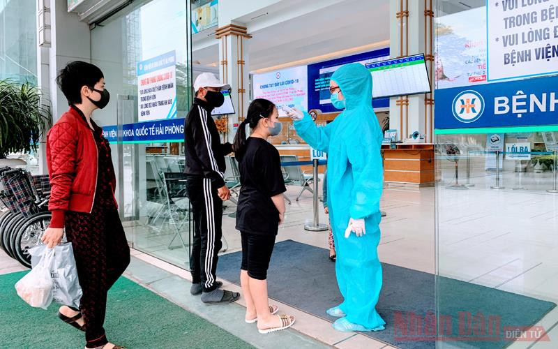 Người dân được khuyến cáo đeo khẩu trang nơi đông người và kiểm tra thân nhiệt tại các cơ quan, đơn vị