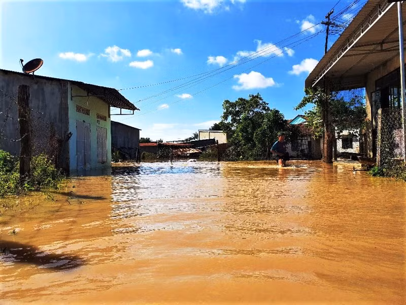 Nhiều nhà dân ở thị trấn Buôn Trấp, huyện Krông Ana bị ngập sâu trong nước.