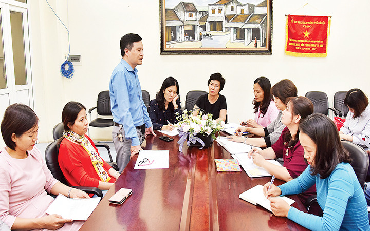 Các đảng viên Trường phổ thông cơ sở Nguyễn Đình Chiểu (TP Hà Nội) tham dự buổi sinh hoạt chi bộ. Ảnh | TRẦN HẢI