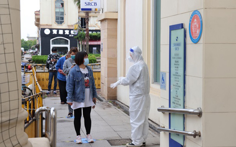 Người dân ở quận Kim Sơn, Thượng Hải xếp hàng vào làm thủ tục ngân hàng. (Ảnh: shobserver.com)