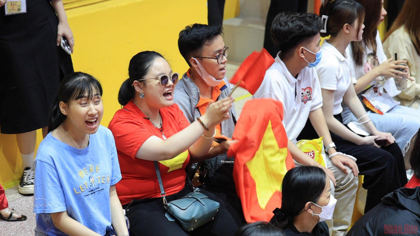 Đan và Thương trong một buổi cổ vũ các vận động viên Việt Nam tại nhà thi đấu Tây Hồ. (Ảnh: SƠN BÁCH)