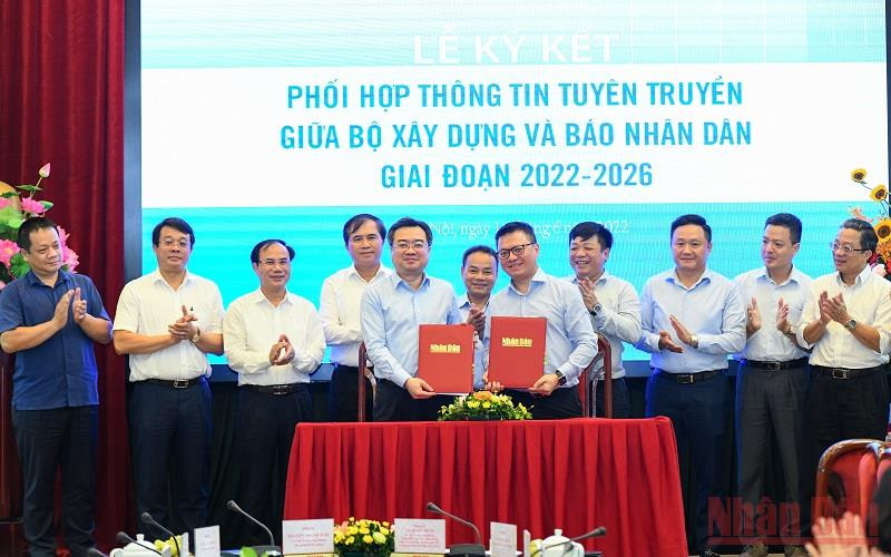 Tổng Biên tập Báo Nhân Dân Lê Quốc Minh và Bộ trưởng Xây dựng Nguyễn Thanh Nghị ký kết Chương trình phối hợp thông tin tuyên truyền giữa hai cơ quan. (Ảnh: THÀNH ĐẠT)