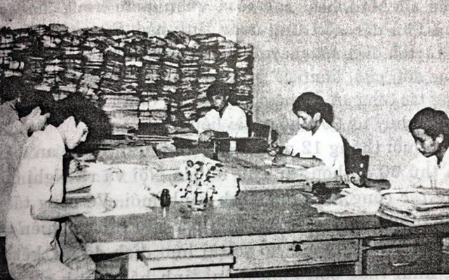 Cán bộ, chiến sĩ Cục Hồ sơ tổ chức phân loại, khai thác hồ sơ thu được của Mỹ - ngụy, phục vụ công tác bóc gỡ mạng lưới cũ của địch sau ngày 30-4-1975.