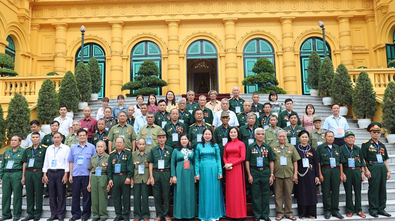 Phó Chủ tịch nước Võ Thị Ánh Xuân cùng Đoàn đại biểu người có công tiêu biểu tỉnh Bắc Kạn.