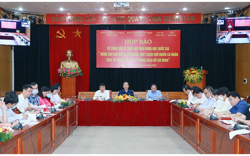 Họp báo về công tác tổ chức Hội thảo khoa học quốc gia "Nâng cao đạo đức cách mạng, quét sạch chủ nghĩa cá nhân theo tư tưởng, đạo đức, phong cách Hồ Chí Minh. Ảnh: PHƯƠNG HOA