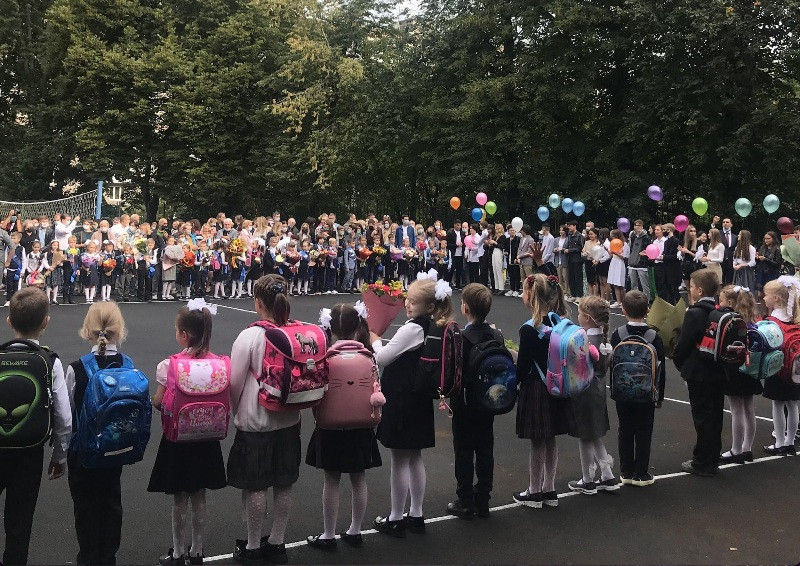 Toàn cảnh lễ khai giảng tối giản mùa Covid-19 được tổ chức cho 70 em lần đầu tiên cắp sách vào lớp một và 34 em học sinh cuối cấp phổ thông (Ảnh: QUẾ ANH).