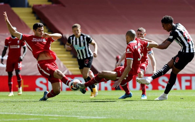 Pha bóng J. Willock (áo sọc, phải) gỡ hòa 1-1 cho Newcastle.