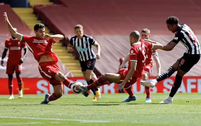 Pha bóng J. Willock (áo sọc, phải) gỡ hòa 1-1 cho Newcastle.