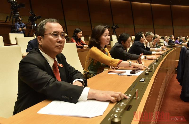 Đại biểu Quốc hội biểu quyết. Ảnh: TRẦN HẢI