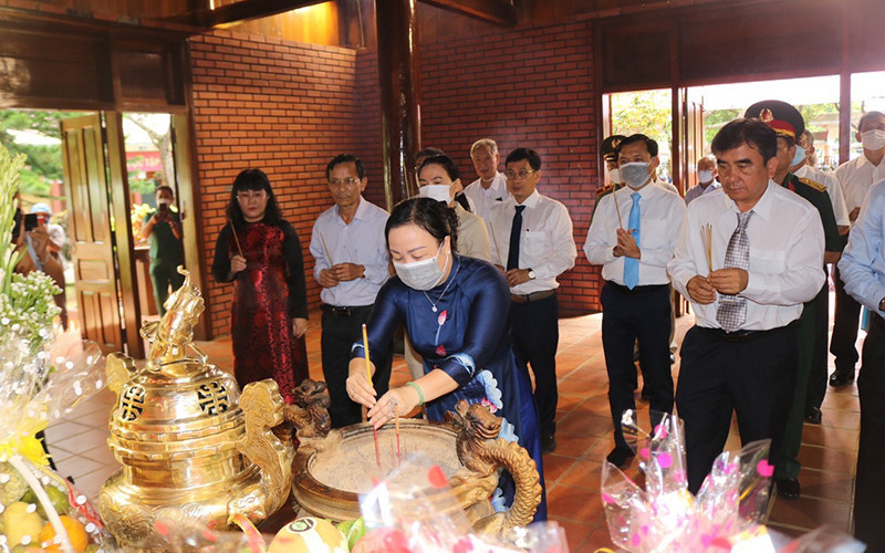 Các đại biểu thành kính dâng hương hoa.