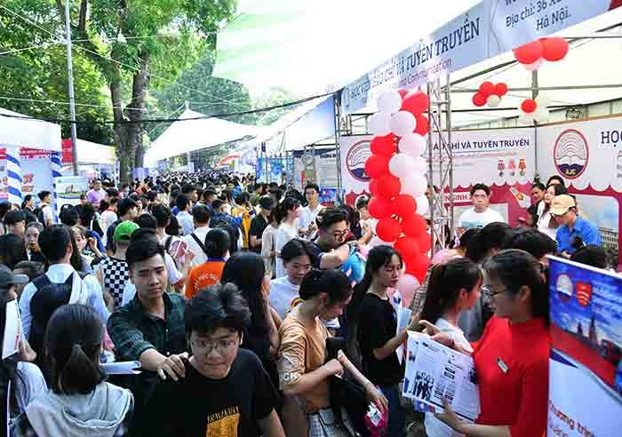 Hàng nghìn các bạn học sinh và người nhà tham dự ngày hội tư vấn tuyển sinh hướng nghiệp 2020 tại Trường Đại học Bách khoa Hà Nội.