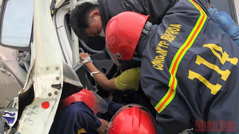 Lực lượng công an giải cứu lái xe ra khỏi cabin.