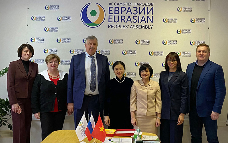 Đoàn đại biểu Liên hiệp các tổ chức hữu nghị Việt Nam (VUFO) làm việc với Hiệp hội nhân dân Á-Âu tại Moscow (Ảnh: QUẾ ANH)