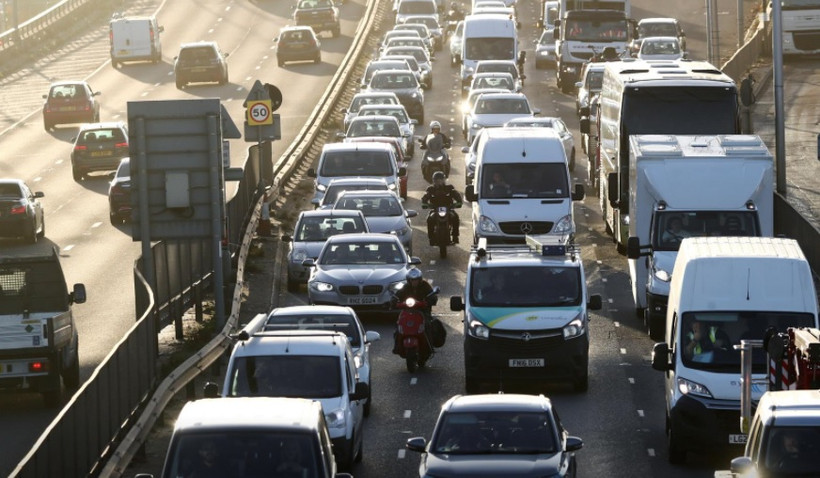 Các phương tiện tham gia giao thông tại đường hầm Blackwall tại London, Anh vào ngày 18-11. Ảnh: Reuters.