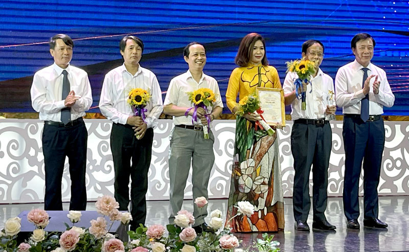 Lãnh đạo tỉnh Hải Dương trao giải Đặc biệt tới nhóm tác giả Báo điện tử Đảng Cộng sản Việt Nam.