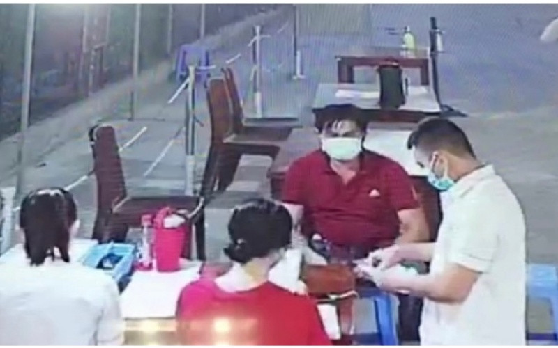 Tài xế N.V.M. (người ngồi) liên quan đến vụ án. (Công an Long Xuyên cung cấp)