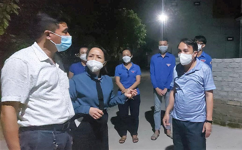 Lãnh đạo ngành y tế Nghệ An và thị xã Cửa Lò chỉ đạo công tác truy vết, khoanh vùng, dập dịch tại phường Nghi Hải.