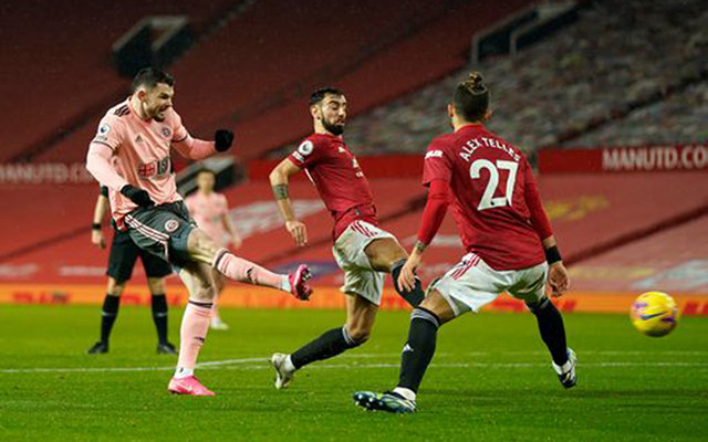 O. Burke (áo hồng) ghi bàn giúp Sheffield thắng Man United 2-1.
