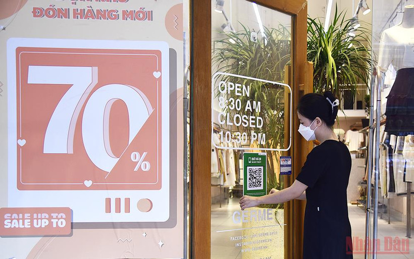Chủ kinh doanh dịch vụ đã chủ động hợp tác tạo mã QR, đẩy mạnh công tác phòng, chống dịch trong trạng thái bình thường mới.