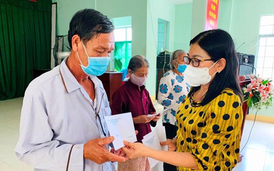 Trao quà tặng người nghèo ở Bình Thuận. (Ảnh THANH THỦY)