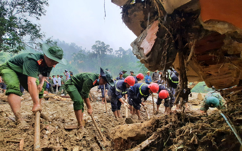 Lực lượng cứu nạn tạm dừng việc tìm kiếm nạn nhân mất tích.
