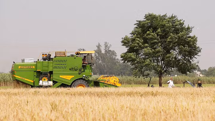 Người dân Ấn Độ áp dụng khoa học - kỹ thuật vào trồng trọt. Ảnh: MARKETSCREENER