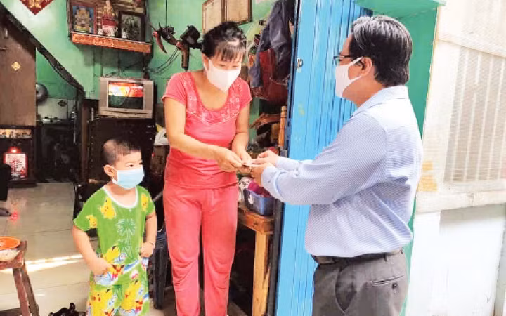 Đại diện Ủy ban MTTQ Việt Nam quận 6 thăm hỏi, trao kinh phí hỗ trợ các trường hợp bán vé số lưu động bị ảnh hưởng do dịch Covid-19.