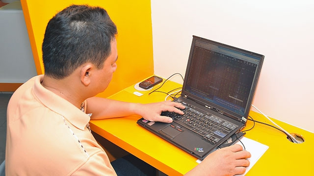 Thị trường bước vào phiên chiều 14-4 với sự thận trọng cao hơn và áp lực bán theo đó có phần gia tăng. Ảnh: NAM ANH