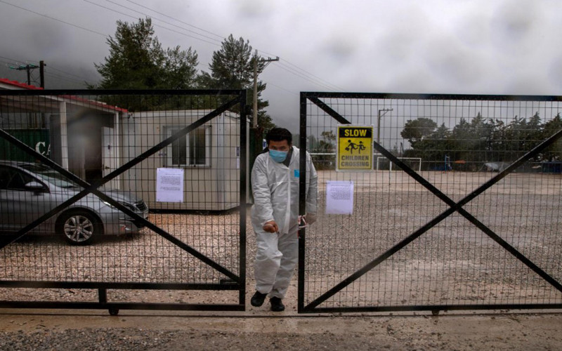 Người đàn ông mặc đồ bảo hộ khi rời trại Malakassa, Hy Lạp, ngày 5-4. (Ảnh: Reuters) 