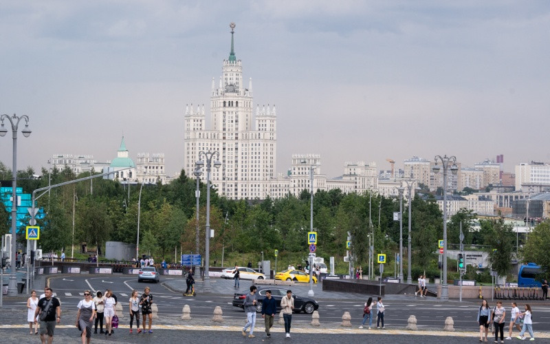 Đường phố Moskva ngày cuối tuần.