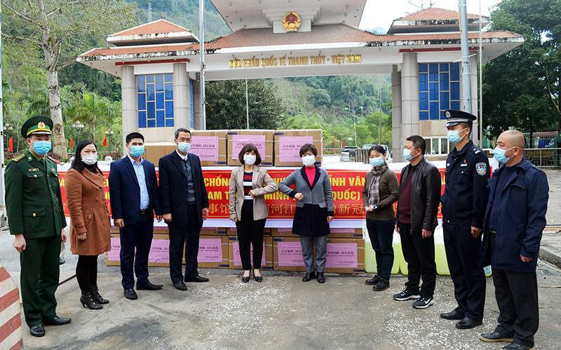 Đại biểu hai nước tham dự lễ trao tặng.