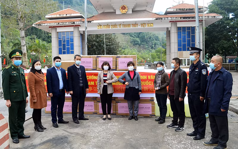 Đại biểu hai nước tham dự lễ trao tặng.