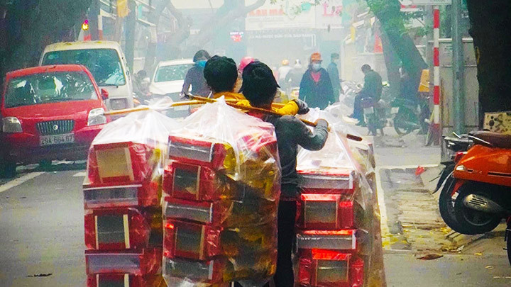 Lao động tự do nhọc nhằn kiếm thu nhập dịp cận Tết. 