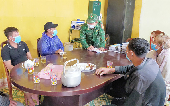 Đưa 5 ngư dân gặp nạn vào bờ an toàn.