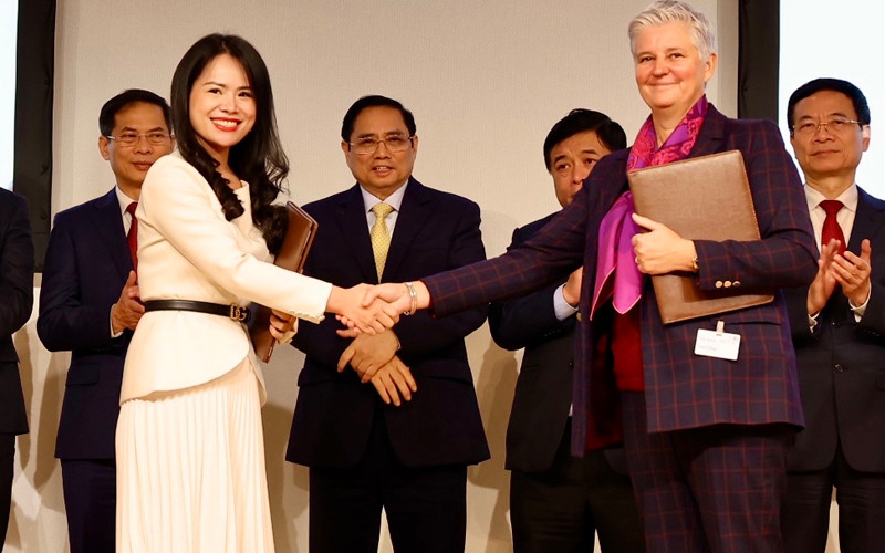 Bà Nguyễn Thị Thanh Bình, Phó Tổng Giám đốc Tập đoàn T&T Group và đại diện Tập đoàn Total Eren (Cộng hòa Pháp) trao biên bản ghi nhớ hợp tác trong lĩnh vực năng lượng tái tạo.