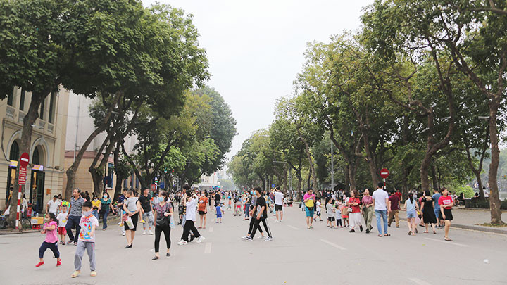 Phố đi bộ vẫn náo nhiệt nhưng đang thiếu điểm nhấn từ các sự kiện văn hóa, nghệ thuật mới lạ.