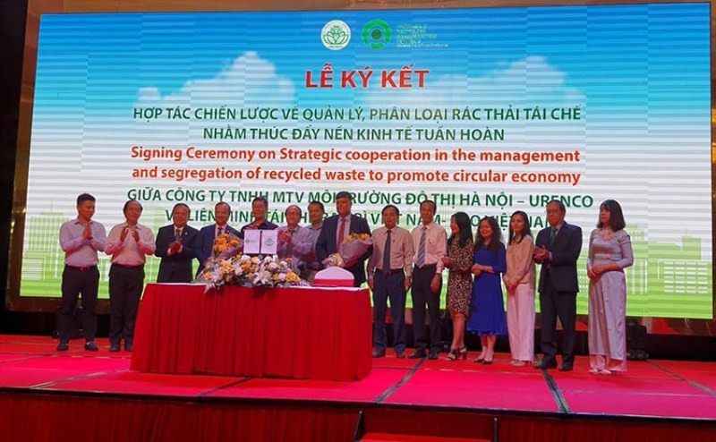 Ký biên bản hợp tác chiến lược quản lý, phân loại rác thải tái chế nhằm thúc đẩy kinh tế tuần hoàn.