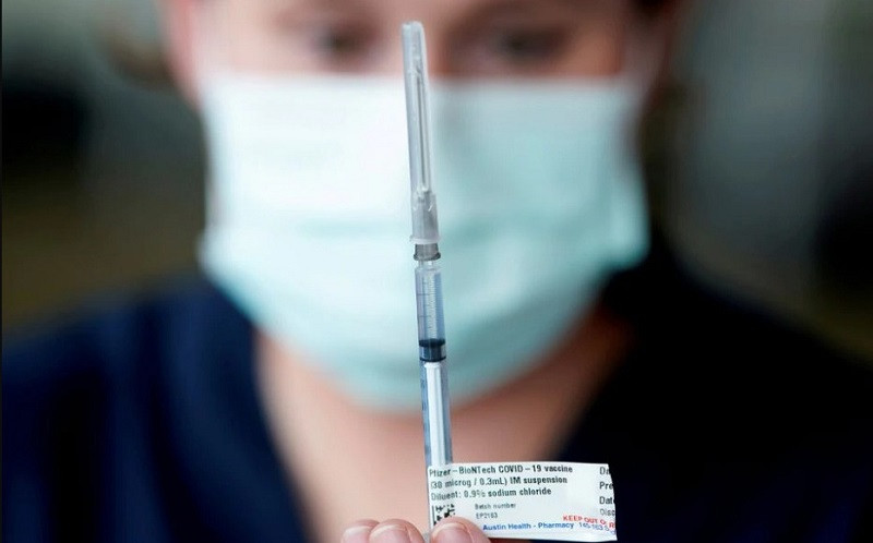 Nhân viên y tế chuẩn bị 1 liều vaccine phòng Covid-19 của Pfizer ở Melbourne, bang Victoria, Australia. (Ảnh: Reuters)