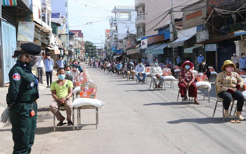 Người dân quận Chbar Ampov nhận quà của Chính phủ, sáng 24-4. (Ảnh: Fresh News).