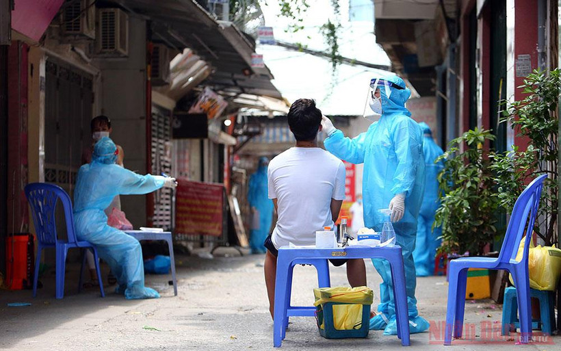 Xét nghiệm cho người dân khu vực Văn Chương, Đống Đa, Hà Nội. Ảnh: ĐĂNG ANH