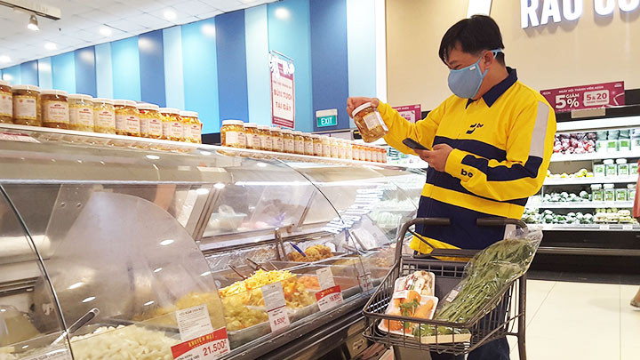 Lái xe công nghệ của hãng Be sẽ đi mua hàng hóa giúp người dân.