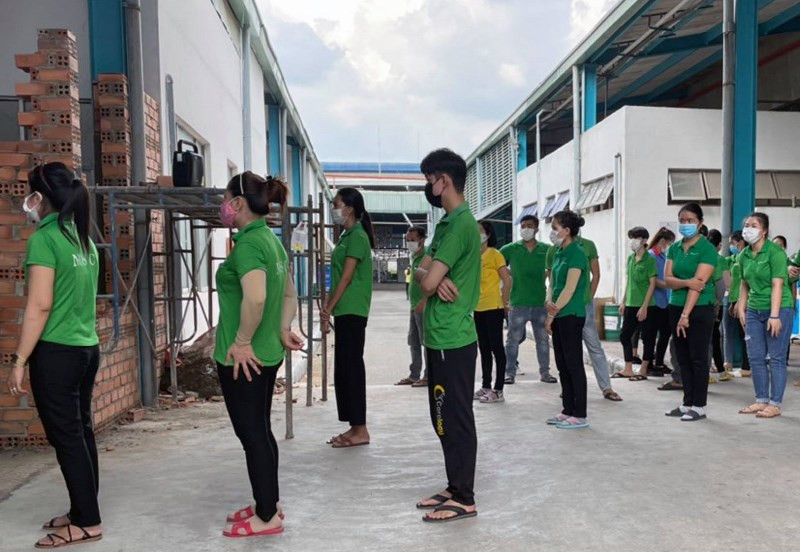 Công nhân Công ty TNHH Chang Shin xếp hàng chờ lấy mẫu xét nghiệm tầm soát sau khi phát hiện ca bệnh trong doanh nghiệp.