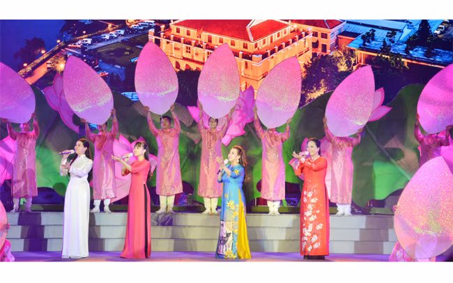 Chương trình nghệ thuật đặc biệt chào mừng Đại hội lần thứ XIII của Đảng tại TP Hồ Chí Minh. Ảnh: VÕ MẠNH HẢO