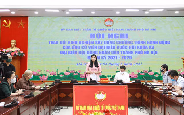 Chủ tịch Ủy ban MTTQ Việt Nam thành phố Hà Nội Nguyễn Lan Hương phát biểu tại hội nghị.