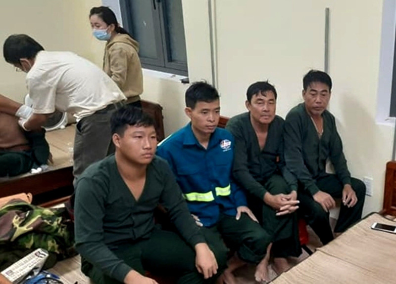 Sáu thuyền viên tàu hàng Công Thành 27 bị mất tích trên biển được lực lượng chức năng cứu hộ, đưa vào bờ an toàn.