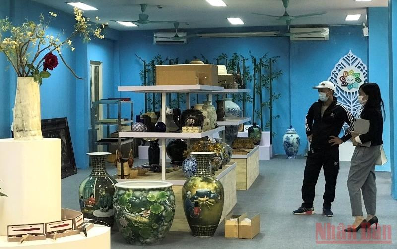 Một số sản phẩm thủ công mỹ nghệ ngành mây tre đan - sừng mỹ nghệ được trưng bày, giới thiệu tại triển lãm.