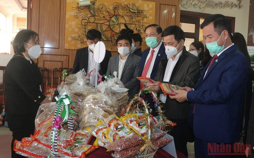 Các đại biểu tham quan trưng bày các sản phẩm. (Ảnh: ĐÀO PHƯƠNG)