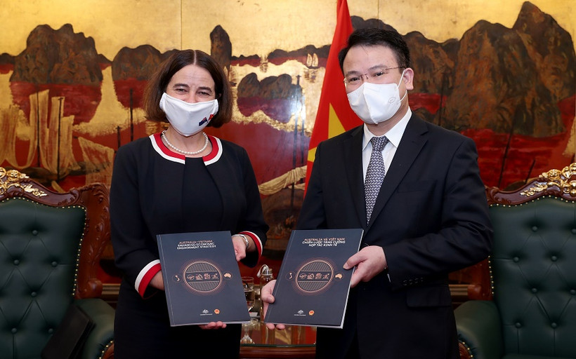 Đại sứ Australia tại Việt Nam, bà Robyn Mudie và Thứ trưởng Kế hoạch và Đầu tư Trần Quốc Phương công bố Chiến lược tăng cường hợp tác kinh tế Việt Nam-Australia. (Ảnh: Đại sứ quán Australia tại Việt Nam)