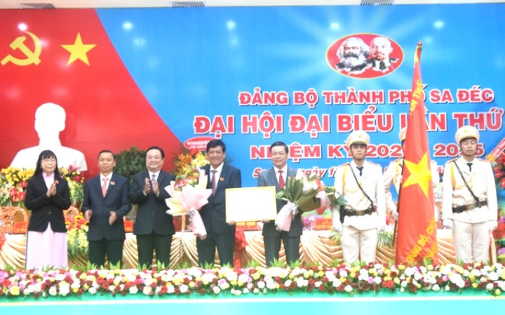 Bí thư Tỉnh ủy Đồng Tháp Lê Minh Hoan (thứ ba từ trái sang) trao Huân chương Độc lập hạng Nhì cho Đảng bộ, chính quyền và nhân dân TP Sa Đéc.